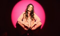 Angela Soul reflete sobre amor e pertencimento em seu primeiro disco