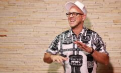 Luciano Candemil batuca o cantar no EP Um Sonho Para Toda Vida