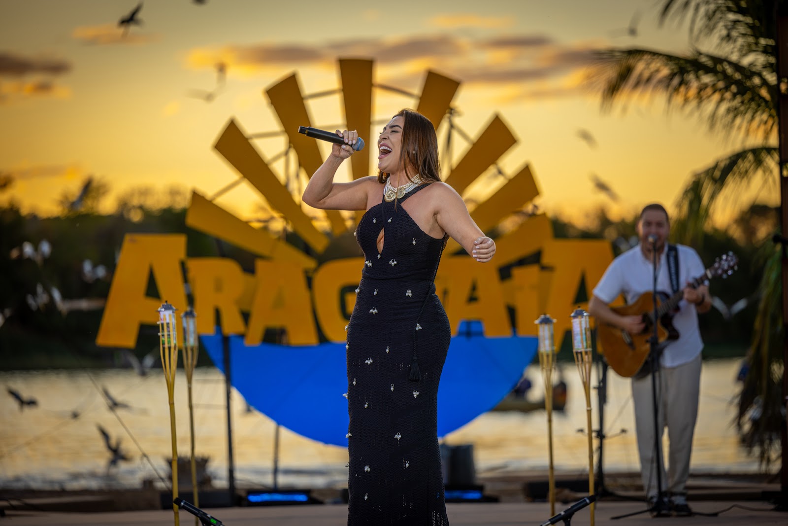 Naiara Azevedo grava audiovisual às margens do Rio Araguaia