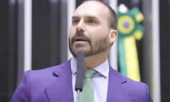 Eduardo Bolsonaro reage à decisão do STF e acusa Moraes de “perseguição” ao pai