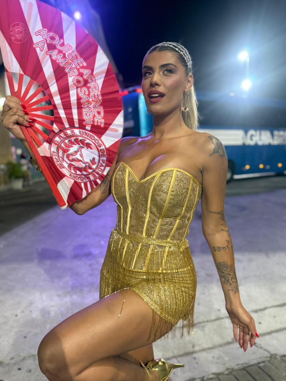 Franciele Grossi faz sua estreia no Carnaval do Rio de Janeiro no carro alegórico da Unidos de Padre Miguel