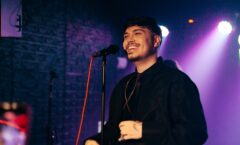 Vini Pop leva suas canções autorais ao palco do Brava Sessions nesta quinta-feira (20)