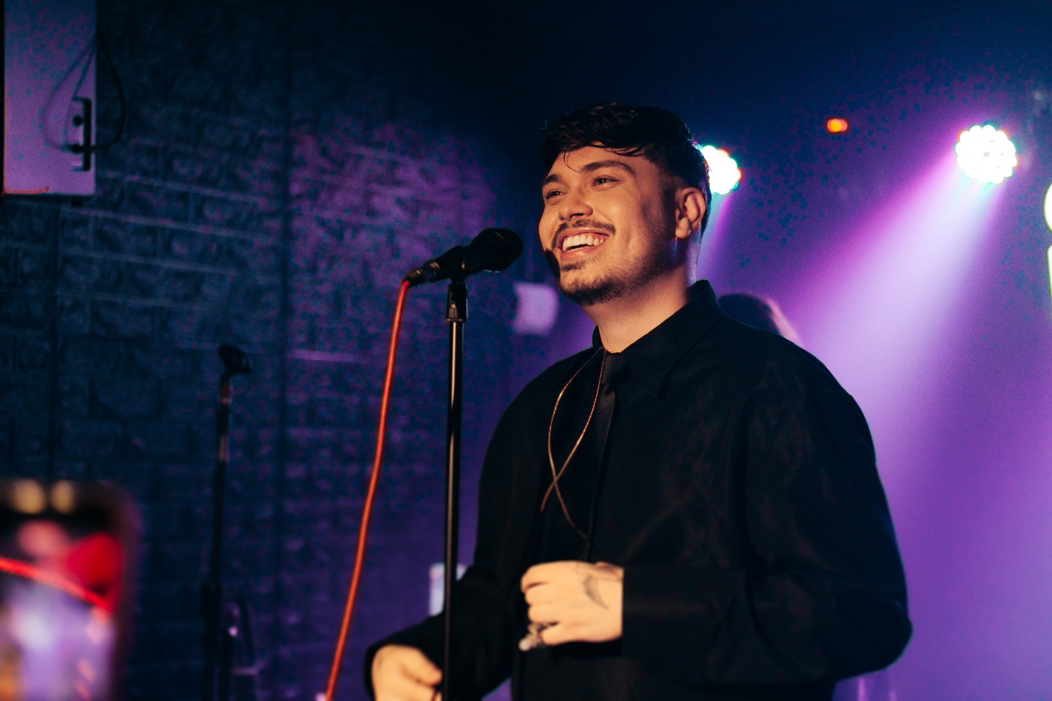 Vini Pop leva suas canções autorais ao palco do Brava Sessions nesta quinta-feira (20)