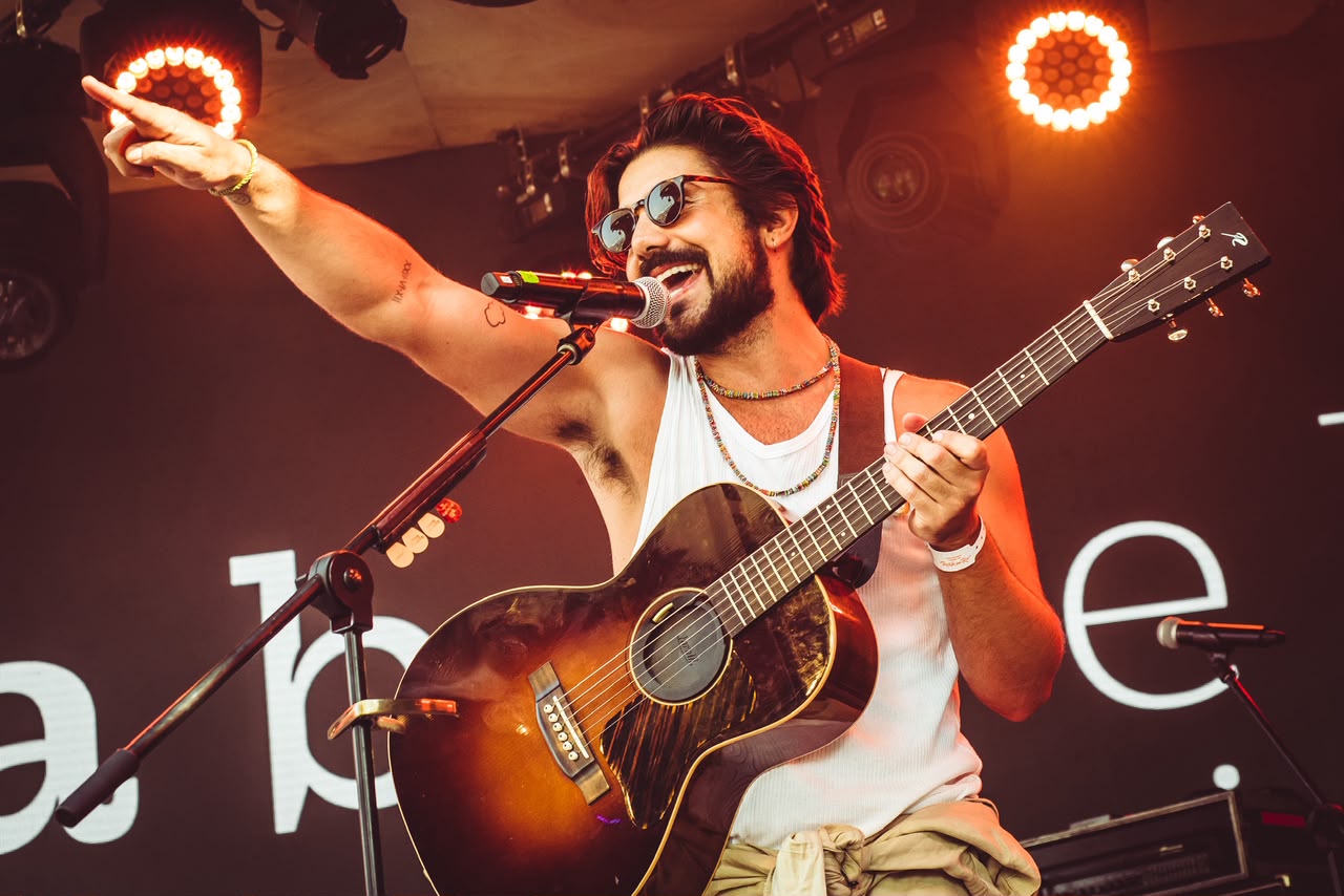 Gabriel Gonti transforma experiência no Rock in Rio em combustível para a carreira e fala sobre a importância de celebrar cada conquista